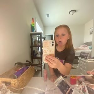 Meet your Posher, Leona